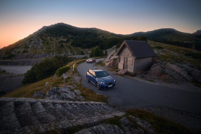 BMW iX1 vs Volvo EX40: dos SUV eléctricos familiares con la tecnología más útil del día a día
