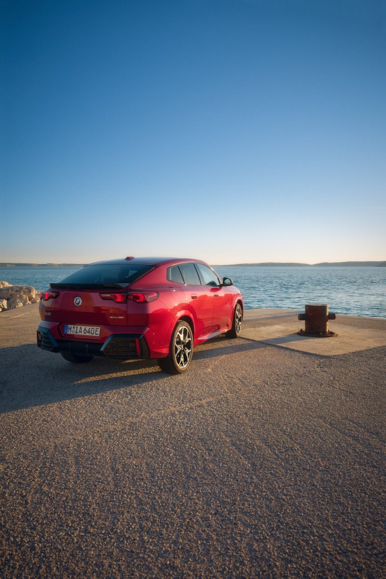 BMW iX1 vs Audi Q4 e-tron: SUV eléctricos premium para familia urbana