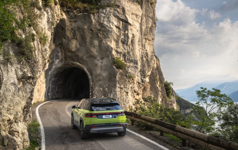 Jeep Compass 4xe vs Peugeot 3008 PHEV: cuál cunde más para familia con escapadas de fin de semana