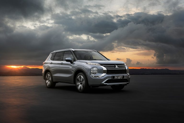 Mitsubishi Outlander PHEV vs Hyundai Santa Fe PHEV: dos SUV grandes enchufables para familia numerosa