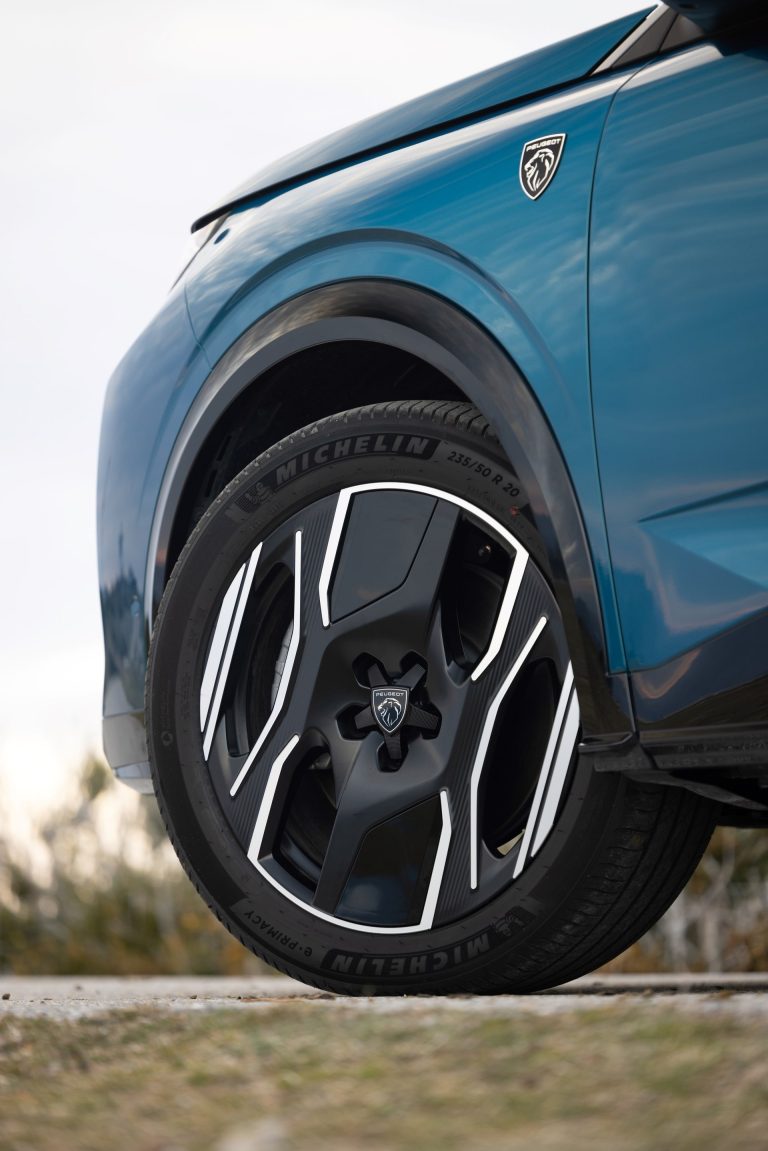Peugeot 3008 vs Citroen C5 Aircross: dos SUV familiares del mismo grupo con enfoques tecnológicos distintos