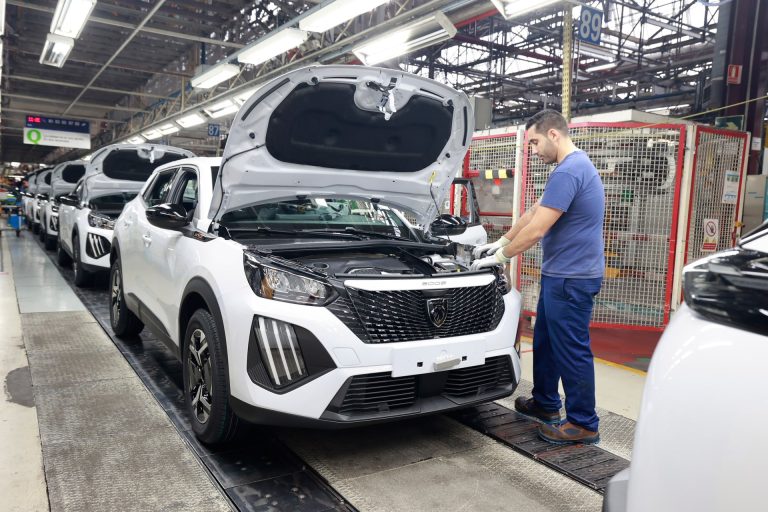 Peugeot e-2008 vs Jeep Avenger eléctrico: dos SUV urbanos para el día a día en ciudad