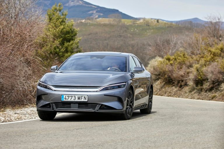 Qué pasa con un SUV PHEV cuando se agota la batería: mitos y consumos reales