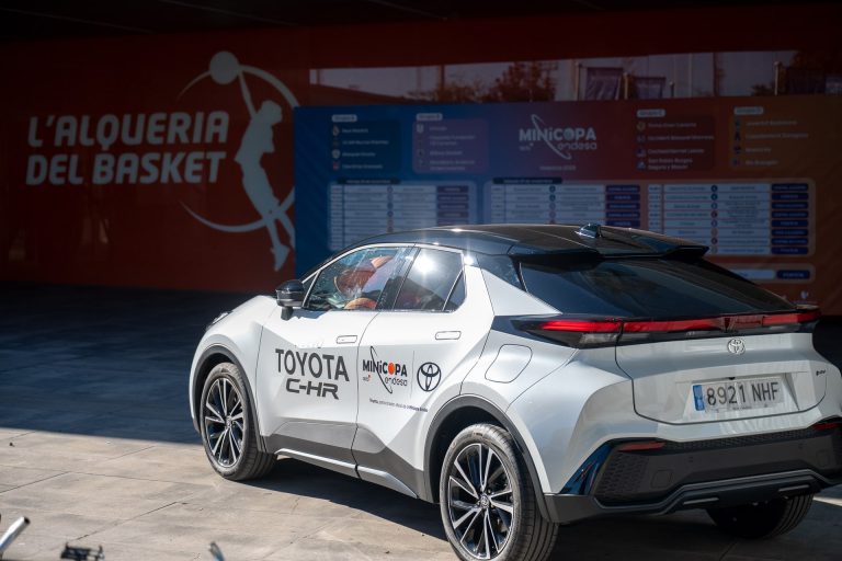 Toyota C-HR PHEV vs Peugeot 3008 híbrido enchufable: dos SUV compactos para el día a día