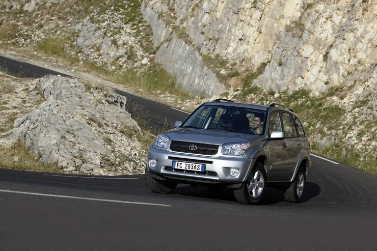 Toyota RAV4 enchufable vs Mitsubishi Outlander PHEV: dos veteranos japoneses del SUV híbrido enchufable
