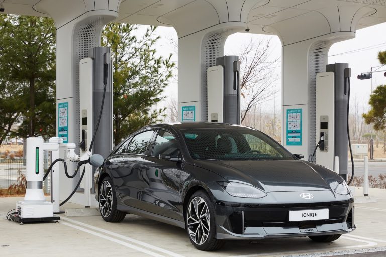 Cómo elegir un compacto eléctrico si haces mucha autopista y no quieres parar cada dos horas Cómo elegir un compacto eléctrico si haces mucha autopista y no quieres parar cada dos horas