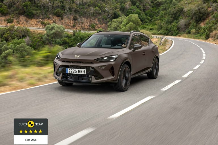 Cómo saber si un compacto eléctrico te compensa frente a un híbrido si no tienes garaje