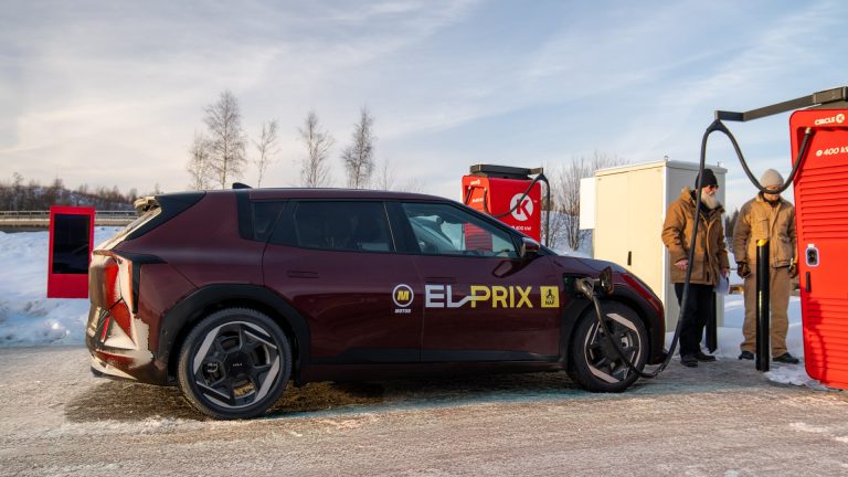 KIA EV4 vs Hyundai IONIQ 5: dos compactos eléctricos coreanos con 8 años de garantía cara a cara KIA EV4 vs Hyundai IONIQ 5: dos compactos eléctricos coreanos con 8 años de garantía cara a cara