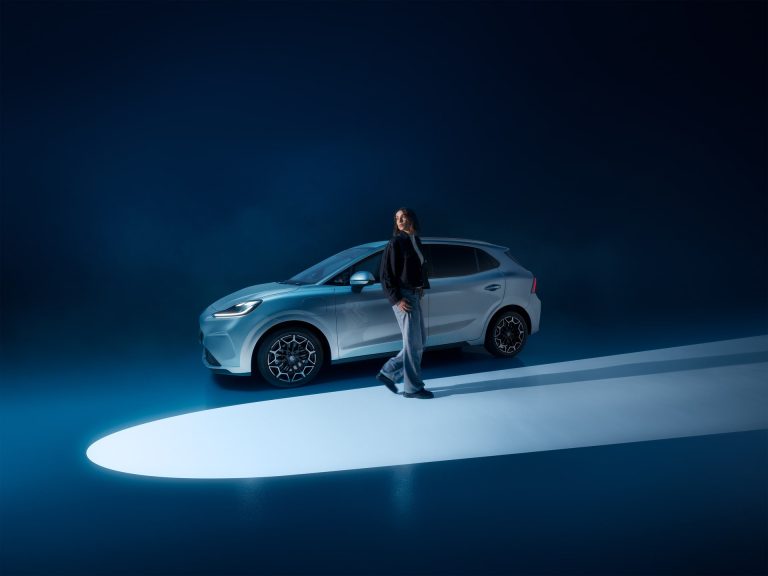 MG4 vs Peugeot e-308: compacto eléctrico chino contra francés para familia con presupuesto ajustado MG4 vs Peugeot e-308: compacto eléctrico chino contra francés para familia con presupuesto ajustado