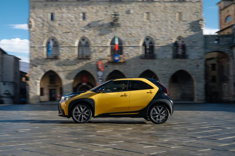 Toyota Aygo X vs Hyundai i10: dos urbanos pequeños de gasolina para moverse por ciudad