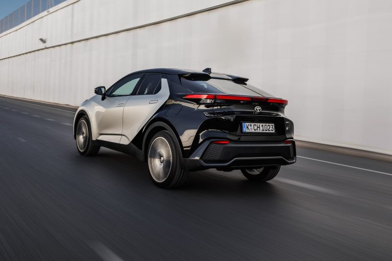 Toyota C-HR PHEV vs Alfa Romeo Tonale PHEV: dos SUV compactos enchufables para uso urbano y viajes Toyota C-HR PHEV vs Alfa Romeo Tonale PHEV: dos SUV compactos enchufables para uso urbano y viajes