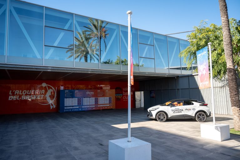 Toyota C-HR PHEV vs Kia Niro PHEV: dos compactos enchufables para familia que hace trayectos mixtos Toyota C-HR PHEV vs Kia Niro PHEV: dos compactos enchufables para familia que hace trayectos mixtos