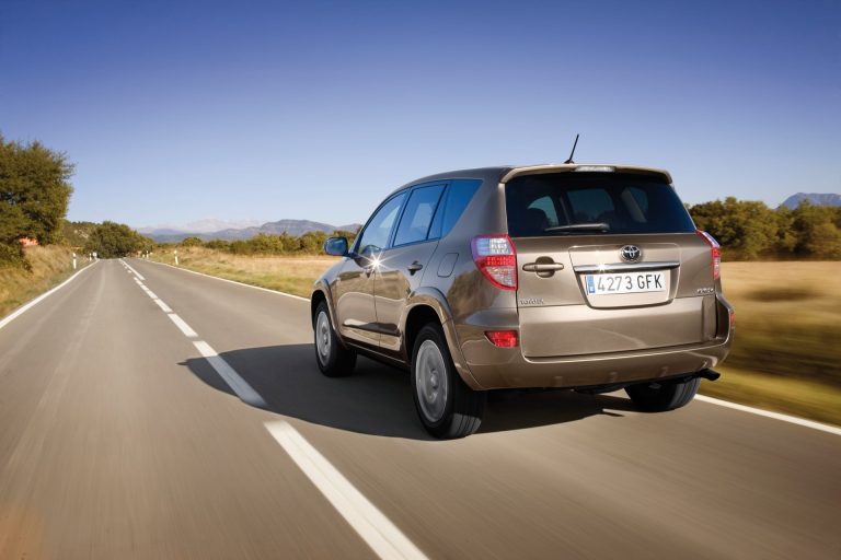 Toyota RAV4 vs Honda CR-V: dos SUV híbridos japoneses para familia sin sustos Toyota RAV4 vs Honda CR-V: dos SUV híbridos japoneses para familia sin sustos