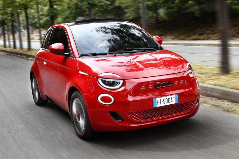 Fiat 500e vs Opel Corsa-e vs Peugeot e-208: tres utilitarios eléctricos urbanos para ciudad y aparcamiento estrecho Fiat 500e vs Opel Corsa-e vs Peugeot e-208: tres utilitarios eléctricos urbanos para ciudad y aparcamiento est