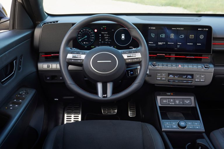 Hyundai Kona eléctrico vs Peugeot e-2008: dos SUV eléctricos urbanos cara a cara Hyundai Kona eléctrico vs Peugeot e-2008: dos SUV eléctricos urbanos cara a cara