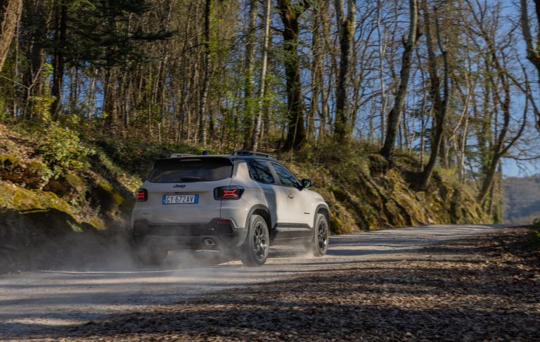 Jeep Avenger Electric review 2026: autonomía real, maletero y qué tal está la red de talleres en España Jeep Avenger Electric review 2026: autonomía real, maletero y qué tal está la red de talleres en España
