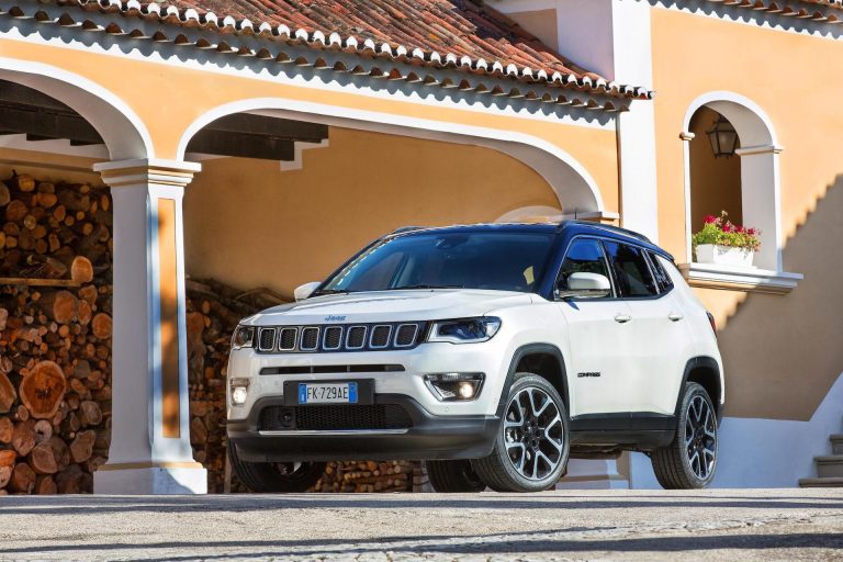 Jeep Compass 4xe vs Jeep Avenger e-Hybrid: dos SUV híbridos de la misma marca con enfoques opuestos Jeep Compass 4xe vs Jeep Avenger e-Hybrid: dos SUV híbridos de la misma marca con enfoques opuestos