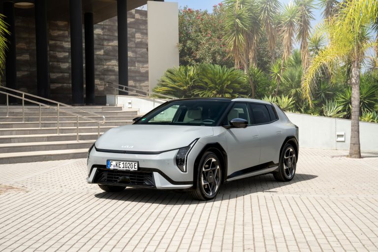 KIA EV4 vs Peugeot e-308 vs Citroën ë-C4: tres compactos eléctricos para familia con presupuesto ajustado