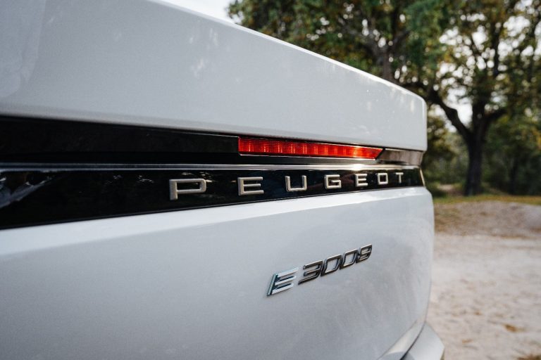 Peugeot e-3008 vs Hyundai IONIQ 5: dos SUV eléctricos familiares con enfoque distinto para uso diario Peugeot e-3008 vs Hyundai IONIQ 5: dos SUV eléctricos familiares con enfoque distinto para uso diario